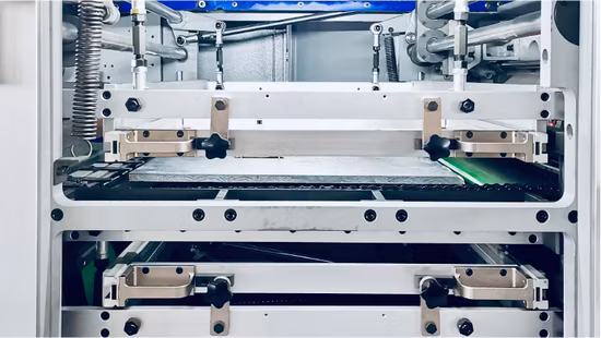 Máquina automática de estampagem a quente e corte e vinco com tamanho de papel 600*540mm para etiqueta Hangtag (LK60MT)
